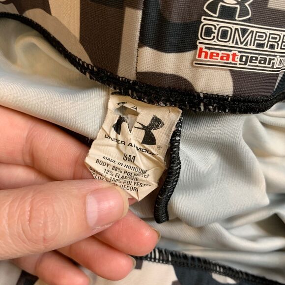 Under Armour Shorts Women S Small Grey Brown HeatGear Allover Print Fitted - Picture 9 of 11